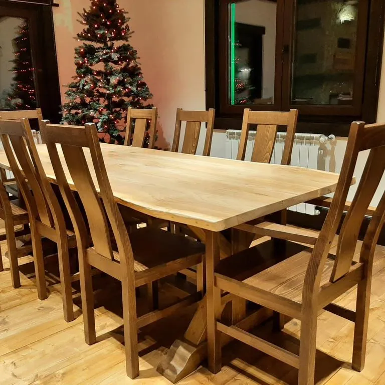 Scaune Cristin din lemn masiv intr-un living generos