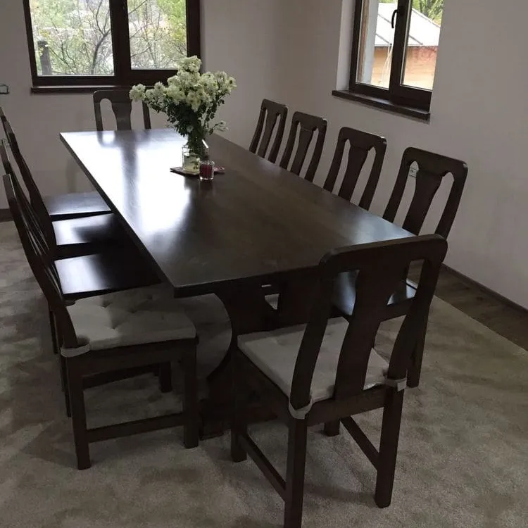 Living modern cu masa si scaune din lemn masiv