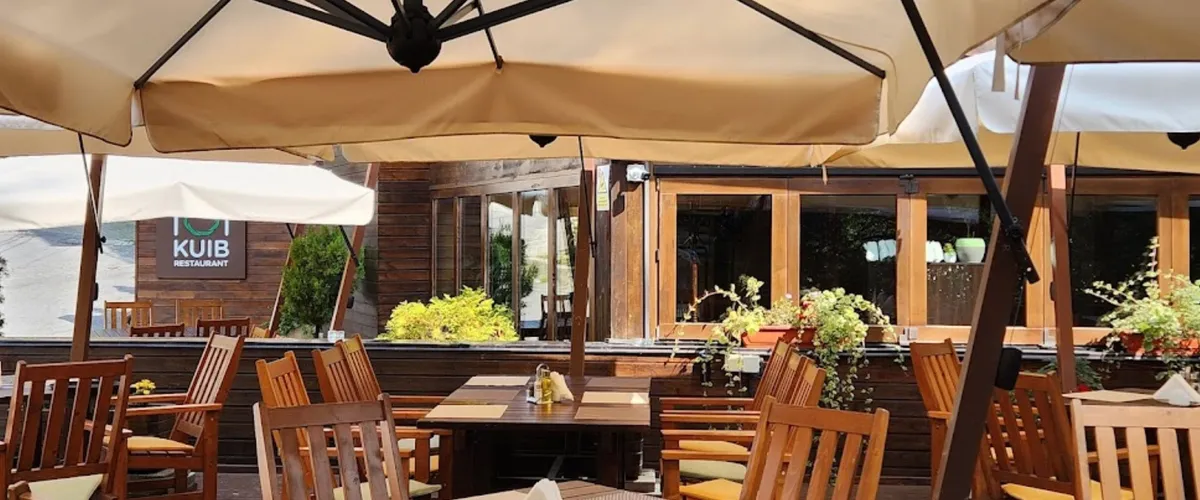 Interior Kuib Restaurant Sinaia cu mobilier din lemn masiv