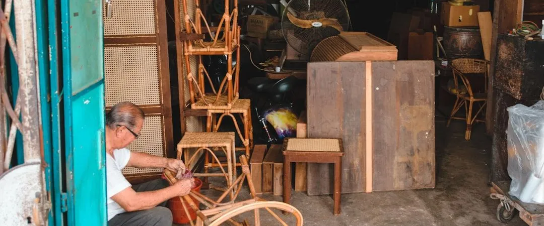 Atelier de tamplarie - mester lucrand la un scaun din lemn masiv