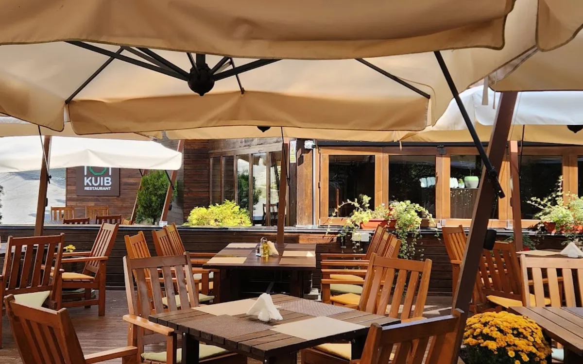 Interior Kuib Restaurant Sinaia cu mobilier din lemn masiv