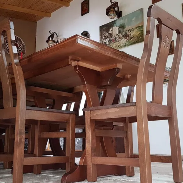 Set cu scaune sculptate pentru fiecare membru al familiei