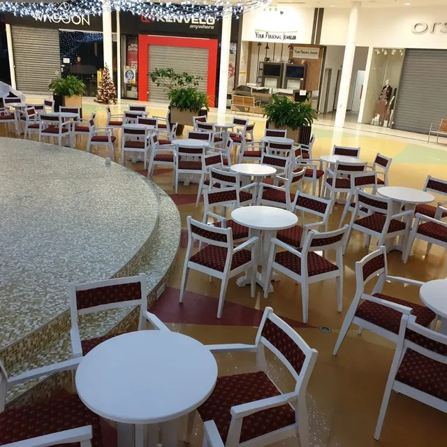 Interior restaurant mall cu mobilier din lemn masiv