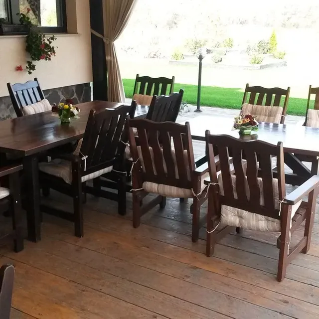 Mobilier terasa in Vrancea — masa si scaune din lemn masiv