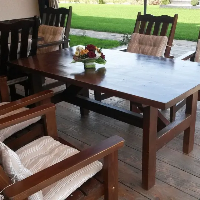 Detaliu masa terasa Vrancea din lemn masiv