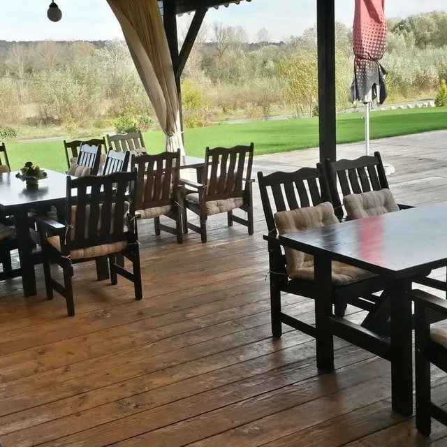 Terasa Vrancea cu set rustic din lemn masiv — vedere laterala