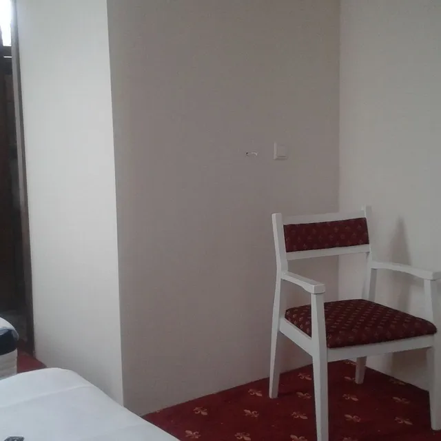 Set fotolii din lemn masiv Casa Avram — vedere de ansamblu