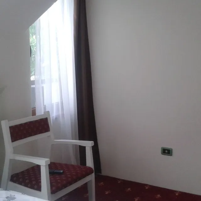 Fotoliu din lemn masiv Casa Avram — vedere din spate