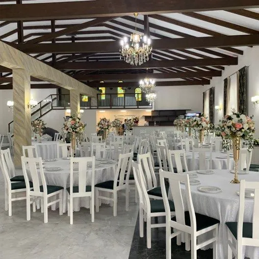 Mobilier HoReCa Hanul Marioarei — mese si scaune din lemn masiv