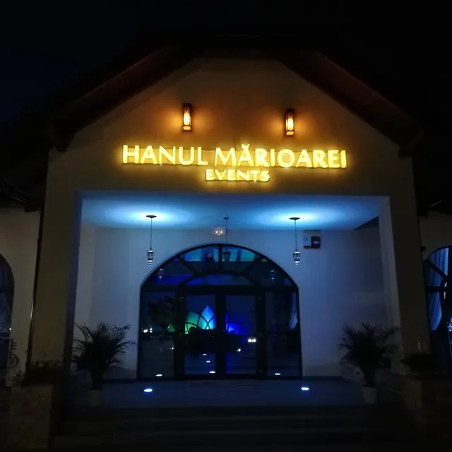 Interior Hanul Marioarei cu mobilier rustic din lemn masiv