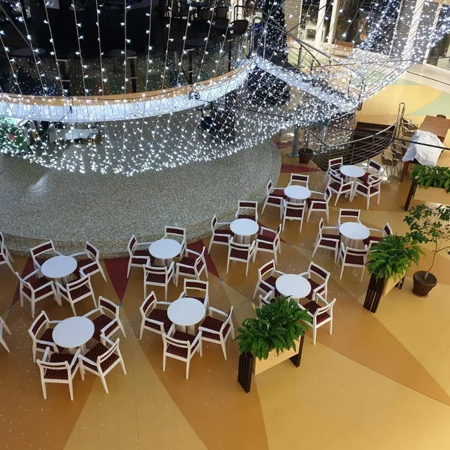 Detaliu scaune si mese restaurant mall din lemn masiv