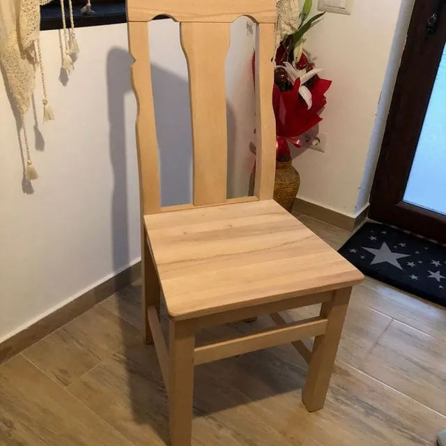 Scaun sculptat din lemn masiv — vedere din fata