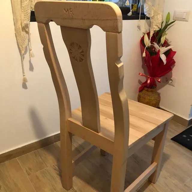 Scaun sculptat din lemn masiv — detaliu spatar decorativ