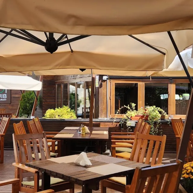 Interior Kuib Restaurant Sinaia cu mobilier din lemn masiv