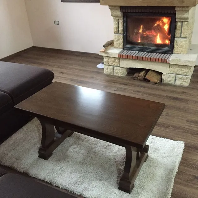 Mobilier casa cu semineu — scaune din lemn masiv