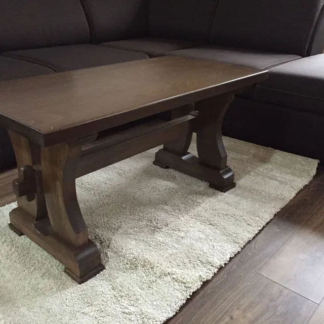 Masa si scaune din lemn masiv langa semineu