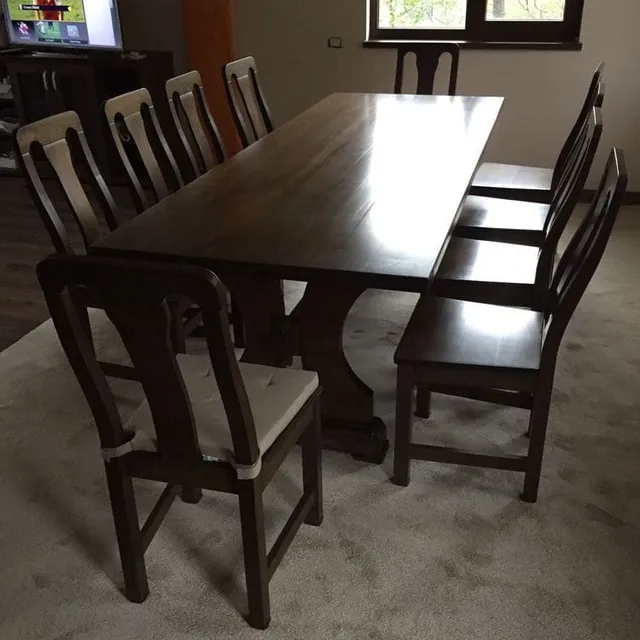 Mobilier living modern din lemn masiv — detaliu scaune