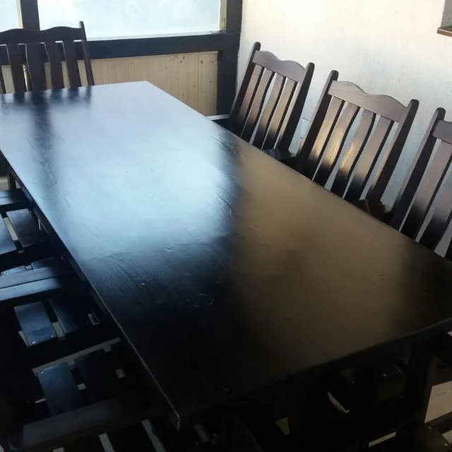 Masa terasa inchisa din lemn masiv — detaliu blat