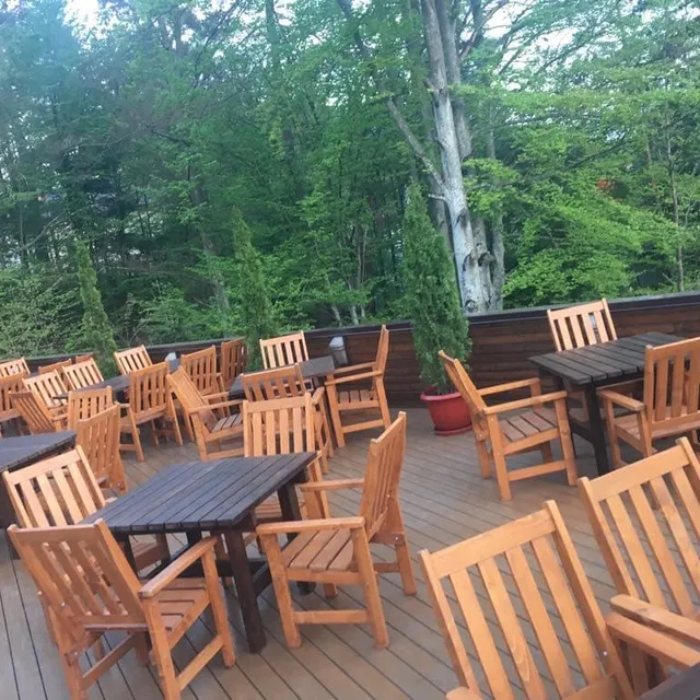 Masa si scaune Kuib Restaurant Sinaia — detaliu aranjament