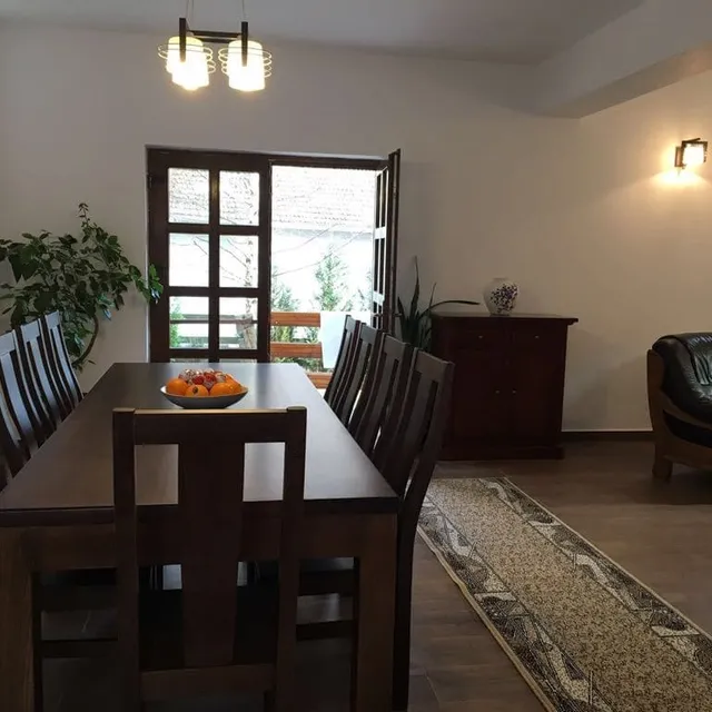 Scaune living moderne din lemn masiv — detaliu